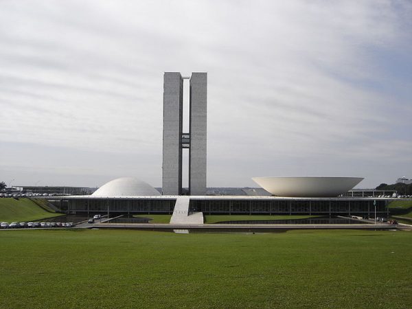 Brazylijski parlament (Congresso Nacional do Brasil) zaprojektowany przez Oscara Niemeyera uchodzi za arcydzieło modernistycznej architektury XX wieku. Dlaczego jednak budowle stolicy Brazylii budzą w nas podziw, a nasze najczęściej wstręt? Na to pytanie stara się właśnie odpowiedzieć Filip Springer.