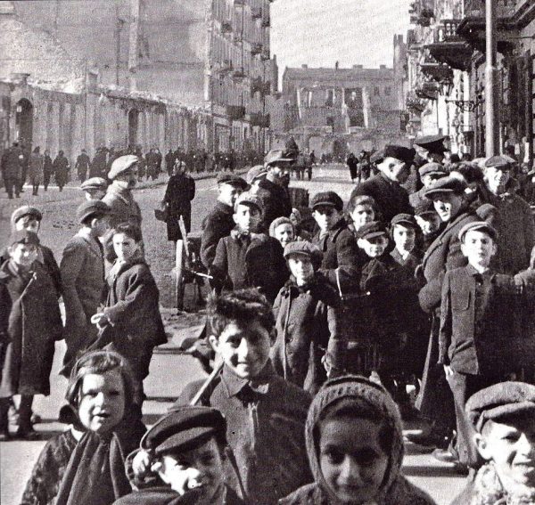 Pieniądze przekazywane przez Delegaturę Żegocie pozwalały na opiekę nad około 7000 osób. Na zdjęciu najmłodsi więźniowie warszawskiego getta.