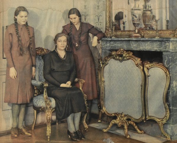 Aleksandra Piłsudska (na zdjęciu z córkami) starała się ukryć przed otoczeniem swoje poruszenie w momencie śmierci męża.