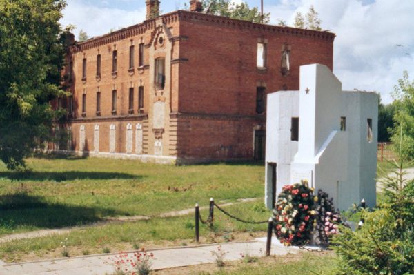 Pozostałości budynku obozowego w Berezie wraz z pomnikiem upamiętniającym osoby przetrzymywane w "miejscu odosobnienia".