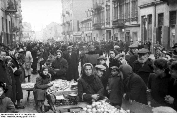 W gettach brakowało dosłownie wszystkiego. Ratunkiem była pomoc z zewnątrz, którą trudno było zbiedniałym Polakom udzielić. Na zdjęciu przeludniona ulica Smocza w warszawskim getcie w 1941 roku.