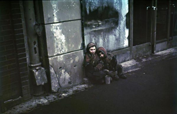 Głodujące żydowskie dzieci. Jedna z nielicznych fotografii barwnych wykonanych w getcie warszawskim.