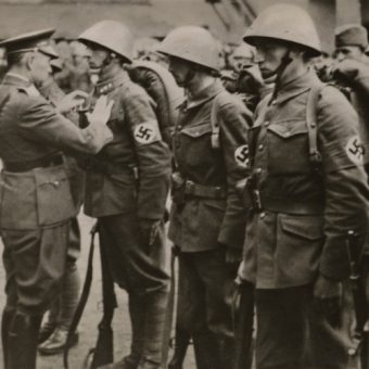Słowacki minister obrony Ferdinand Čatloš wręcza odznaczenia żołnierzom biorącym udział w inwazji na Polskę.