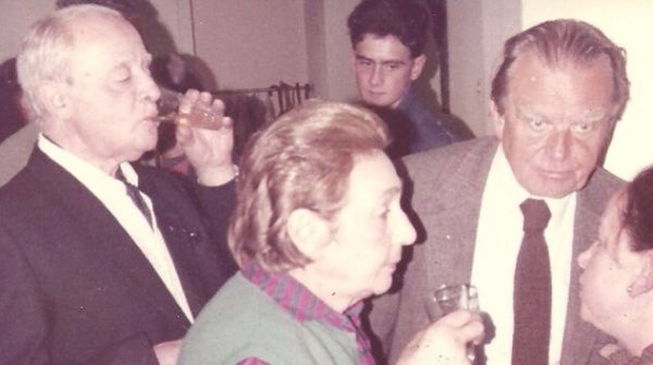 Jerzy Giedroyć w 1975 roku w Centrum Dialogu oo.Pallotynów w Paryżu w towarzystwie między innymi Czesława Miłosza.