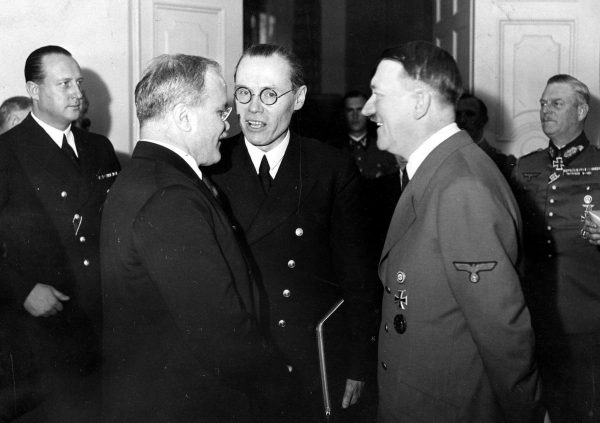 Hitler nie mógł zaatakować Polski bez pewności co zrobią Sowieci. Na zdjęciu spotkanie Hitlera z ministrem spraw zagranicznych ZSRS Wiaczesławem Mołotowem Mołotowem. Listopad 1940 roku.