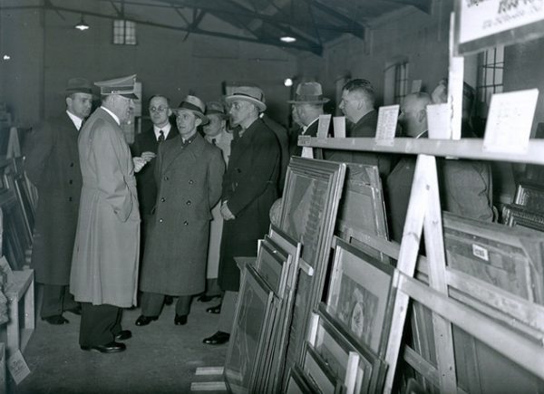 Hitler oglądający dzieła sztuki zrabowane przez jego wojska