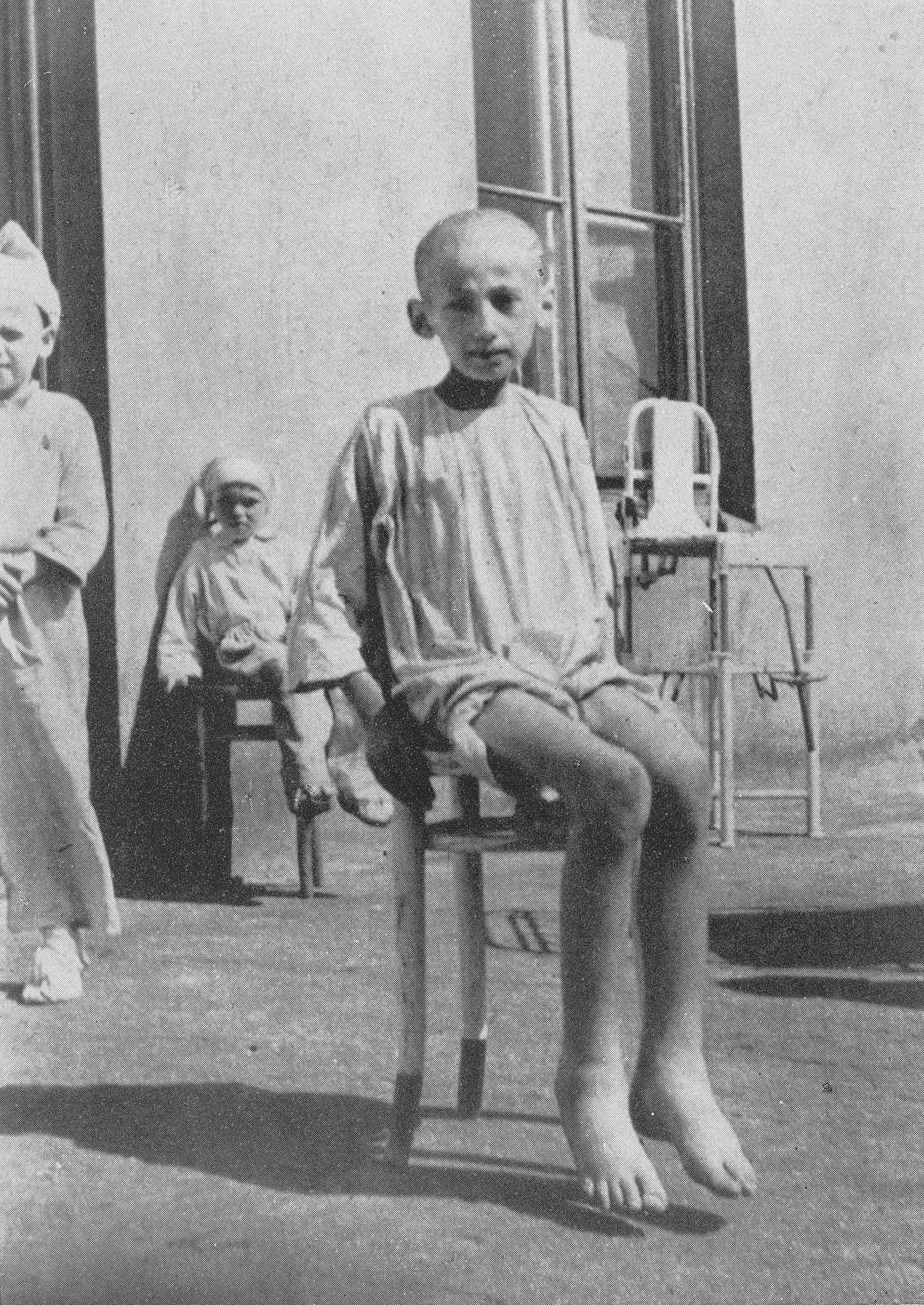 Zagłodzone żydowskie dziecko w getcie. Zdjęcie z 1942 roku.