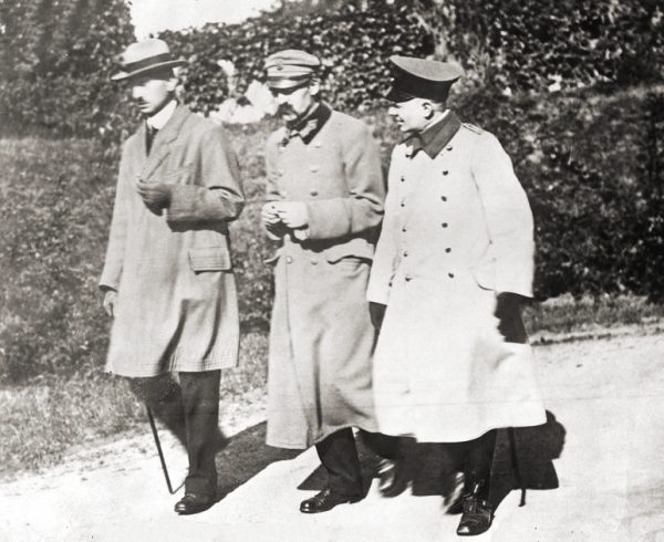 Kazimierz Sosnkowski i Józef Piłsudski. Zdjęcie wykonane w okresie internowania w twierdzy magdeburskiej.