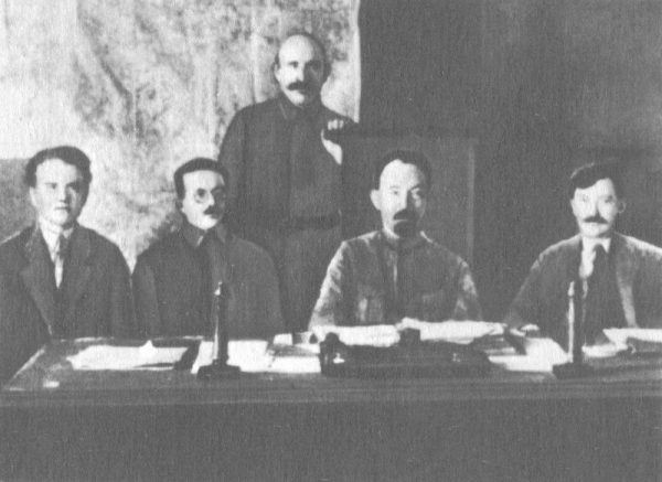 Czekiści za czasów Lenina wprost prześcigali się w bestialstwie. Na tym zdjęciu uwieczniono kierownictwo WCzK (od lewej: Jēkabs Peterss, Józef Unszlicht, Abram Bieleńkij, Feliks Dzierżyński i Wiaczesław Mienżynski).