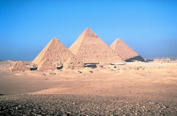 W średniowieczu wymyślano wiele teorii na temat przeznaczenia piramid. Niektóre były całkiem fantastyczne