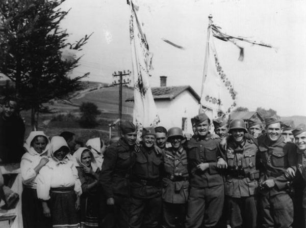 Słowaccy i Niemieccy żołnierze pozują do wspólnego zdjęcia. Komańcza 1939.