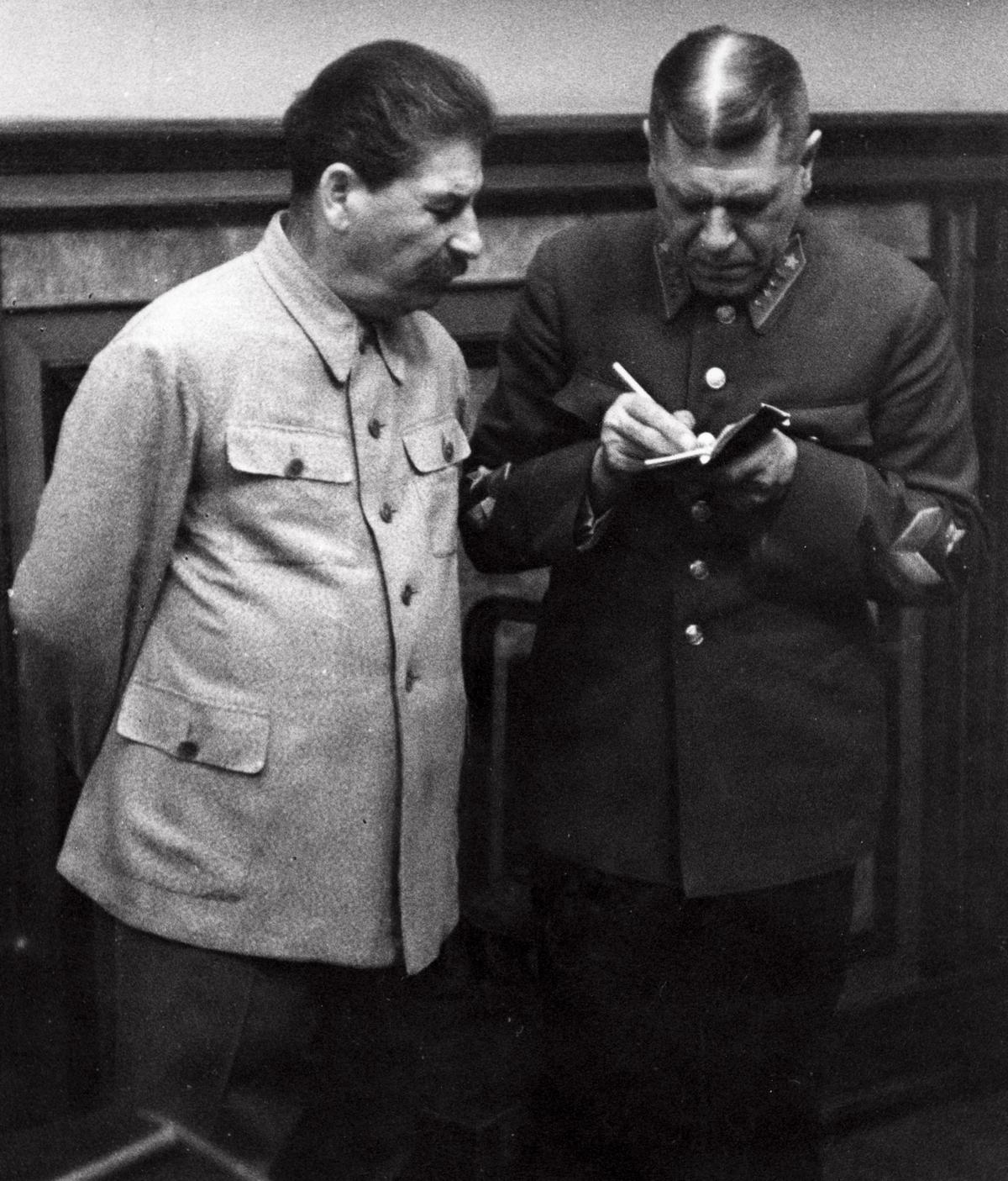 Stalin nie miał zaufania ani do Hitlera ani do zachodnich demokracji. W związku z tym postanowił skorzystać z oferty tego, kto więcej zaoferuje.