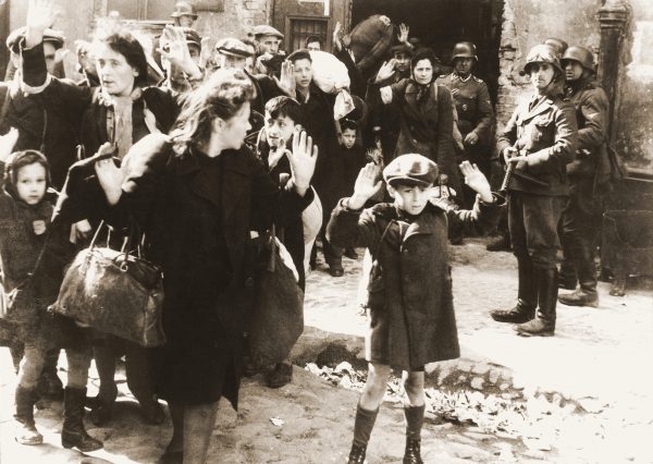 Żydowska ludność cywilna schwytana podczas tłumienia powstania.