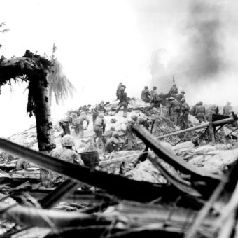 Marines w walkach na atolu Tarawa (fot. domena publiczna)