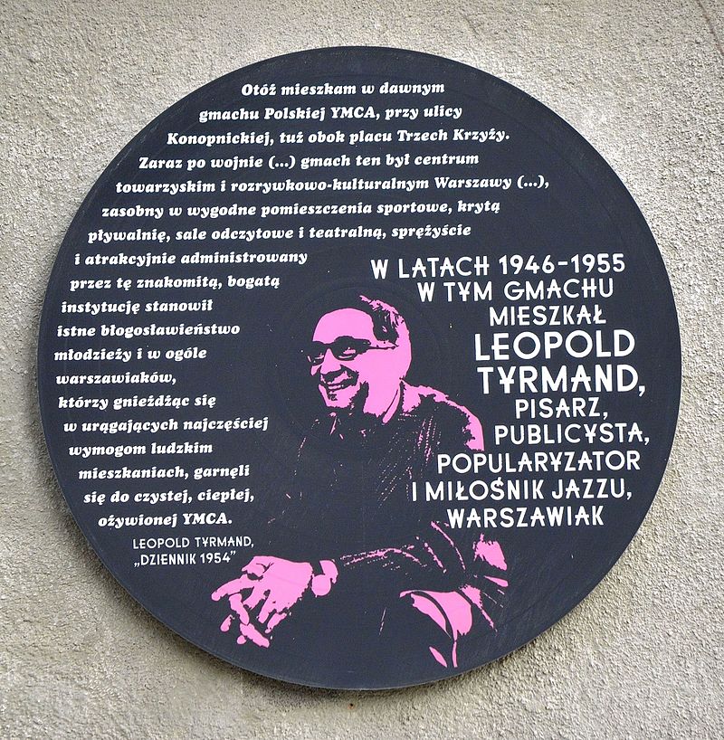 Leopold Tyrmand pośmiertnie został wyróżniony własną pamiątkową tablicą na jednej ze ścian warszawskiego budynku (na zdjęciu). Nic dziwnego skoro był nie tylko polskim pisarzem i publicystką, który nie poszedł na współprace z socjalistyczną władzą, ale i usilnie popularyzował w Polsce wszystko to, co pochodziło ze "zgniłego Zachodu". To dzięki niemu powstał Jazz Jamboree, jeden z największych europejskich festiwali muzyki jazzowej.