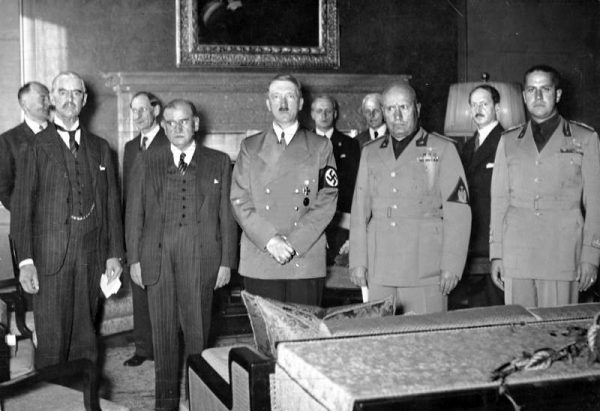 Sygnatariusze traktatu monachijskiego. Od lewej Neville Chamberlain, Édouard Daladier, Adolf Hitler, Benito Mussolini i Galeazzo Ciano. Zdjęcie wykonane 29 września 1938 roku.