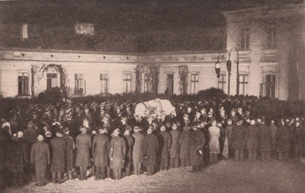 Wyniesienie trumny ze zwłokami Józefa Piłsudskiego z Belwederu.