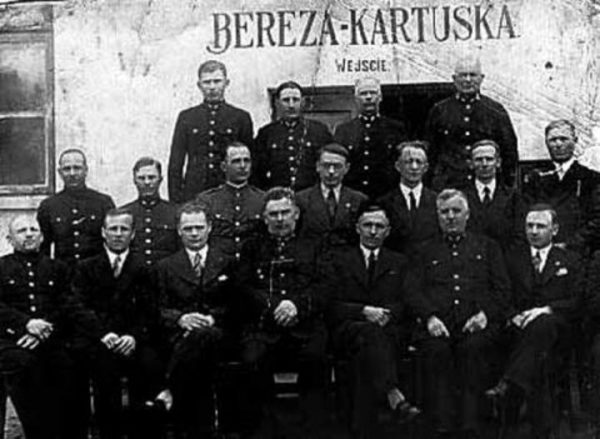 Dyrekcja oraz administracja obozu w Berezie Kartuskiej.