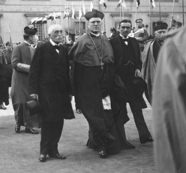 Członkowie polskiej rady regencyjnej na fotografii z końca października 1917 roku: książę Zdzisław Lubomirski, arcybiskup Aleksander Kakowski i hrabia Józef Ostrowski.