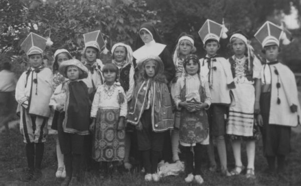 Dzieci pod opieką zakonnicy. Zdjęcie wykonano w Horodenku w 1936 roku.