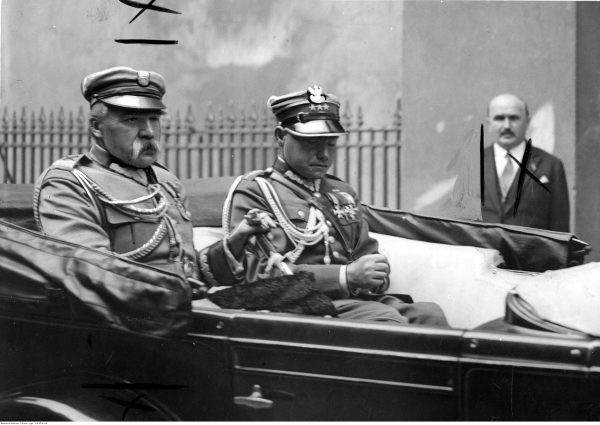Józef Piłsudski w samochodzie ze swoim adiutantem, Mieczysławem Lepeckim. Fotografia z 1932 roku.