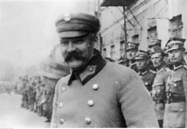 Józef Piłsudski wraz z żołnierzami. Fotografia z 1919 roku.