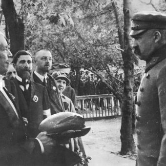 Powitanie Józefa Piłsudskiego chlebem i solą. Nieznana miejscowość, fotografia prawdopodobnie z 1919 roku.