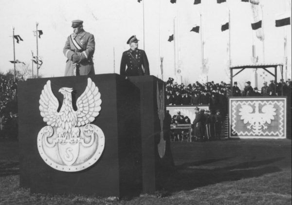 Józef Piłsudski przyjmuje defiladę 11 listopada 1934 roku. Na fotografii rzecz jasna uchwycono moment, gdy wciąż był w stanie utrzymać się na nogach.