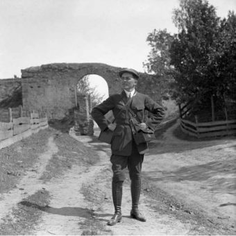 Henryk Poddębski z aparatami fotograficznymi w Łowiczu w 1939 roku. Zdjęcie pochodzi z albumu "Niepodległa Poddębskiego".