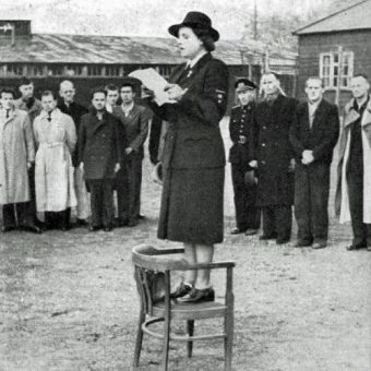 Pani van Overeem, komendantka Czerwonego Krzyża, wygłasza przemówienie w 1945 roku. (fot. domena publiczna) 