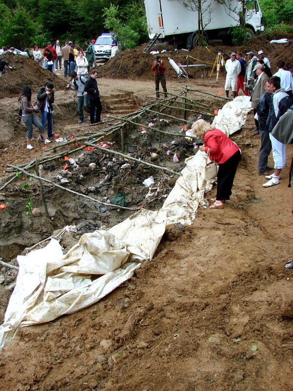 Masowy grób ofiar masakry w Srebrenicy (fot. Adam Jones Adam63, CCA BY-SA 3.0)