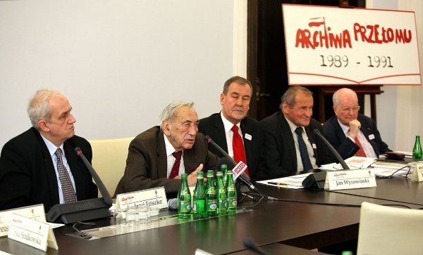 Andrzej Friszke, Tadeusz Mazowiecki, Jan Wyrowiński, Henryk Wujec oraz Jerzy Regulski na konferencji w senacie. (Michał Józefaciuk, lic. CCA-SA 3.0)