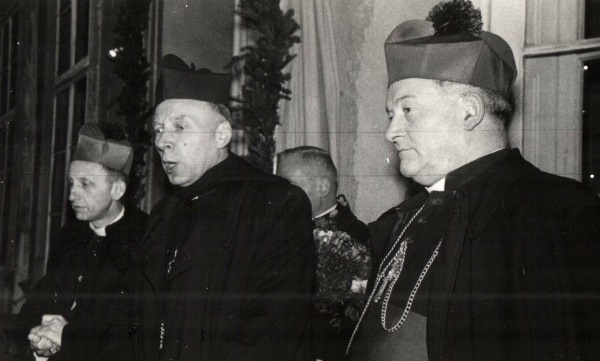 Gomułkę poparł w jego dążeniach Kościół w osobie kardynała Stefana Wyszyńskiego. Na fotografii Lucjan Bernacki, Stefan Wyszyński, Jan Czerniak w 1965 roku (fot. PiotrXX, lic. CC BY-SA 3.0)