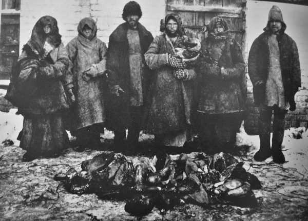 Nowa Polityka Ekonomiczna i częściowe urynkowienie gospodarki rosyjskiej pozwoliło na zmniejszenie głodu. Na zdjęciu z 1921 roku widać 6 wieśniaków obok zwłok, które jedli.