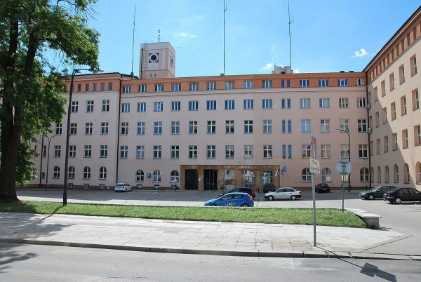 Budynek Urzędu Miasta Łodzi od strony pl. Komuny, który też próbowano przemianować na imienia Lecha Kaczyńskiego.