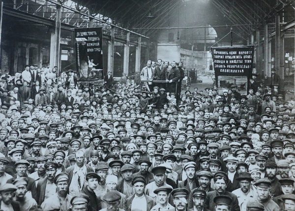 Spotkanie robotników w piotrogrodzkiej Fabryce Putiłowskiej w 1920 roku.