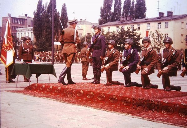 Plac Zwycięstwa w 1974 roku, podczas promocji oficerskich. Czy już niedługo będzie nosił imię Lecha Kaczyńskiego?