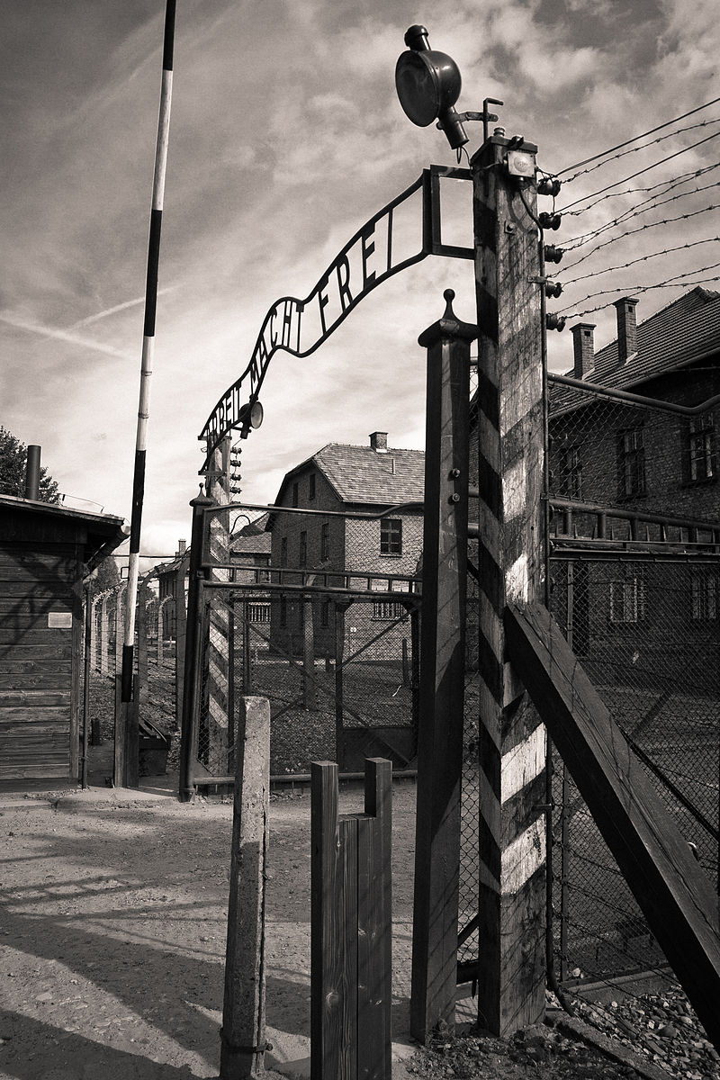 Auschwitz I, brama główna. Zdjęcie z 2011 roku.