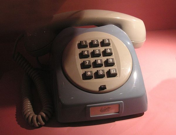 Współcześni nastolatkowie nie pamiętają jak wyglądały stacjonarne telefony. Młodzież żyjąca w PRL-u czasem nawet i na takie rarytasy nie mogła sobie pozwolić. Na ilustracji telefon z 1969 r.