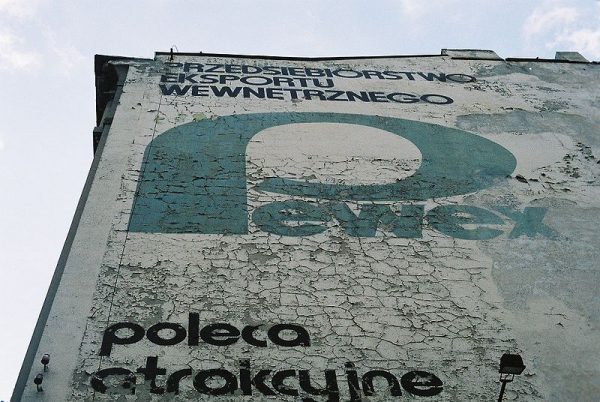 Słynny "Pewex", czyli przedsiębiorstwo państwowe z siedzibą w Warszawie, prowadziło sieć sklepów i kiosków walutowych w PRL. W tamtych czasach marka ta była synonimem towarów luksusowych. Na zdjęciu reklama "Pewexu" na jednym z budynku w Łodzi.