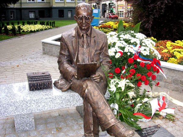 Marian Rejewski stał się w rodzinnej Bydgoszczy prawdziwym bohaterem. Jego pomnik odsłonięto w 2005 roku, w stulecie jego urodzin.