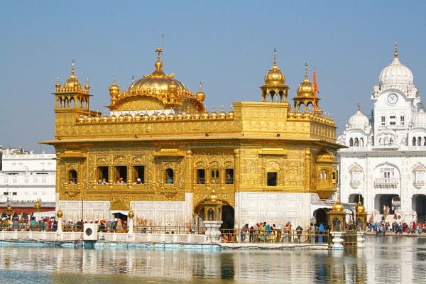 Gurdwara (świątynia) w Armitsarze, nazywana Złotą Świątynią, to najświętsza świątynia Sikhów.