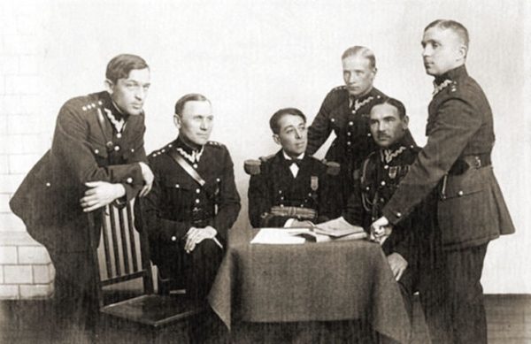 Jako pierwsi w Polsce łamaniem szyfru Enigmy zajęli się oficerowie z Biura Szyfrów, na czele z podpułkownikiem Maksymilianem Ciężkim (na zdjęciu po prawej).