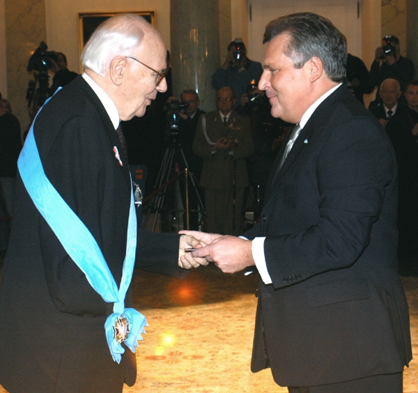 Jerzy Kłoczowski podczas wręczenia mu Orderu Orła Białego w 2004 roku.