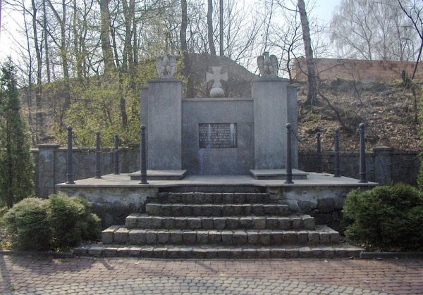 Mogiła i pomnik 44 więźniów ofiar marszu śmierci z KL Auschwitz do Wodzisławia znajdujący się na Piaskowej Górze w Wodzisławiu Śląskim. Jeden z bohaterów "Dobranoc, Auschwitz" przeżył ten bestialski marsz.