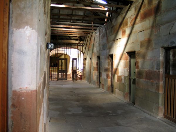 Więzienie w Port Arthur nie miało sobie równych w całym imperium brytyjskim. W połowie XIX wieku dołączono do niego także widoczną na zdjęciu izolatkę, gdzie zamiast kar cielesnych stosowano kary psychiczne.