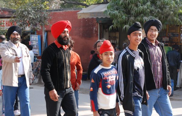 Mimo formalnego równouprawnienia, wśród Sikhów turban pozostaje atrybutem męskim. Na jego noszenie decyduje się bardzo niewiele kobiet.