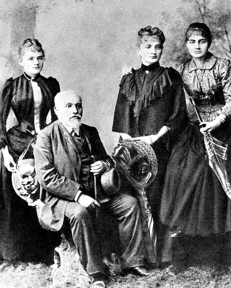 Marii Skłodowskiej-Curie nie trzeba nikomu przedstawiać. Pisząc książkę o niezwykłych Polkach nie można jej nie uwzględnić. Na zdjęciu Władysław Skłodowski oraz, od lewej - Maria, Bronisława i Helena ok. 1890 roku.