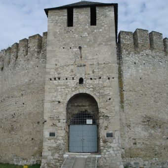 Fragment murów fortecy w Soroce z XV wieku. Fotografia współczesna.
