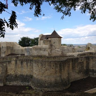Pozostałości średniowiecznych fortyfikacji wokół Suczawy. Fotografia współczesna.